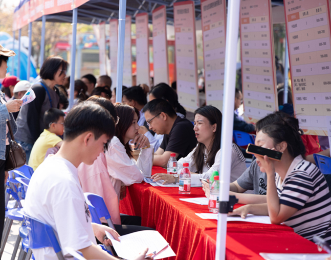 （万江）万江人社分局举办2026年春风行动暨“南粤春暖•巾帼护航”现场招聘会