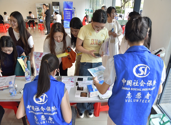社保政策进校园 护航青春启新程——东莞市开展学雷锋社保志愿服务便民日活动
