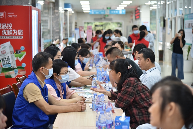 关爱工伤职工 暖心举措照亮康复之路——市社保基金管理中心第三支部主题党日活动